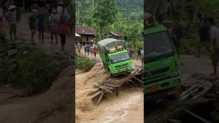 Download lagu 😱 Korban Google Maps! Truk Bermuatan Berat Nyaris Ambruk di Jembatan Kayu #viral mp3