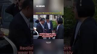 Download lagu China Foreign Minister Removes Tie When Meeting S'pore Team mp3