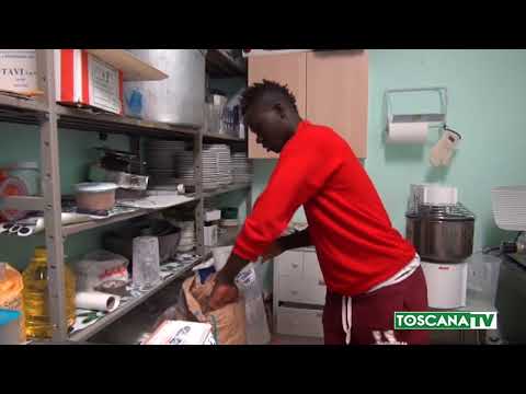 2017-11-20 PISTOIA - MIGRANTI, STRISCIONE DI FN DAVANTI PIZZERIA 'RIFUGIATO'