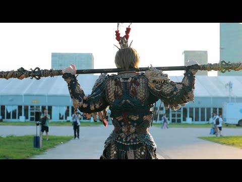 A Chinese cosplay enthusiast is imitating the main character of the game, Black Myth: Wukong.