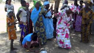 preview picture of video 'Une dance de bienvenue   SOS Sahel international Luxembourg'