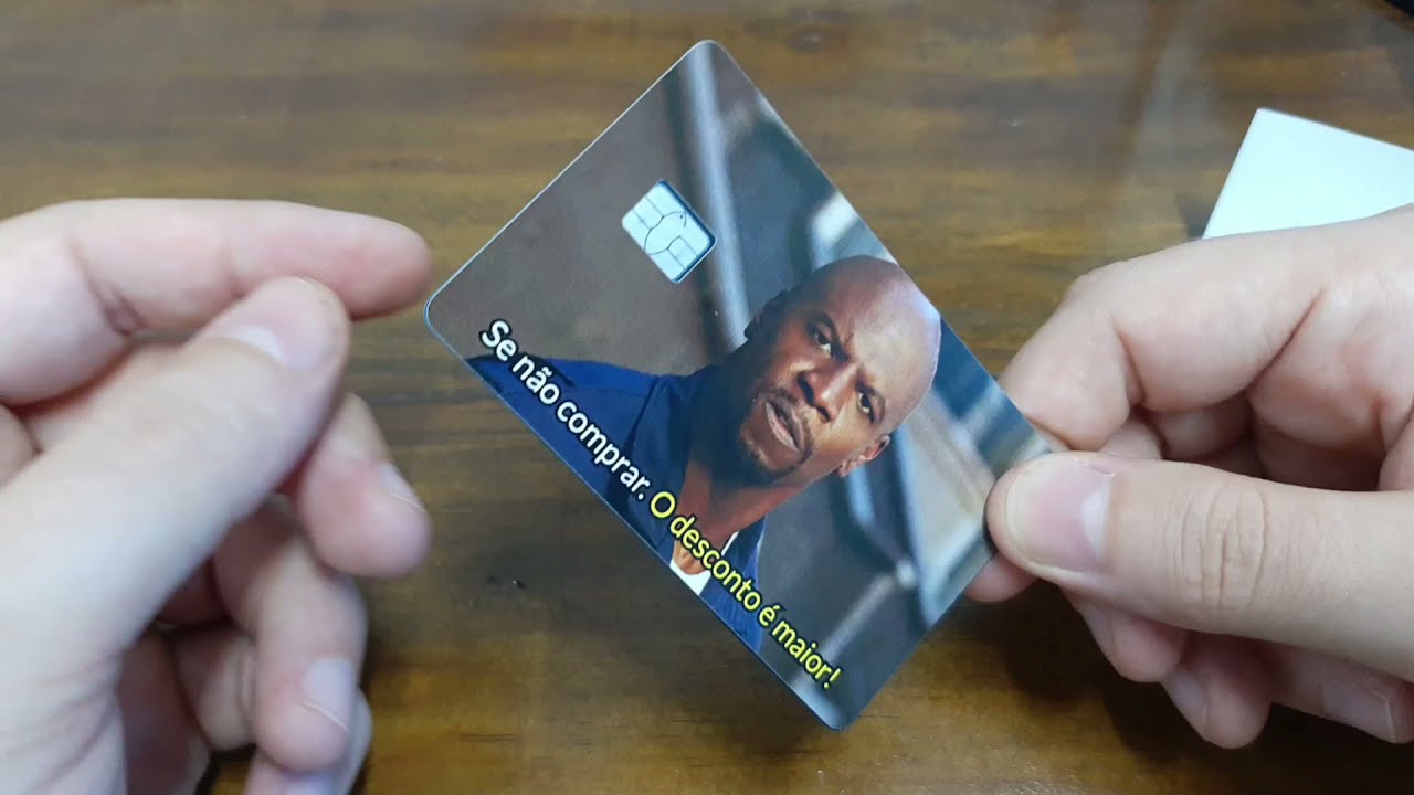 Colando Película personalizada para cartão de crédito