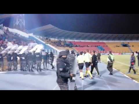 La gente despidio con chiflidos y abucheos al arbitro