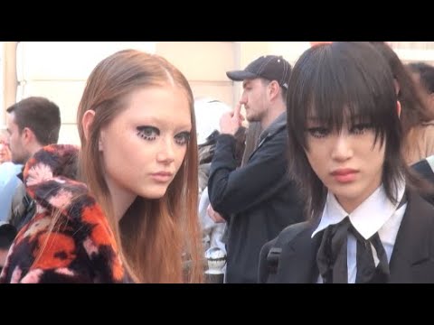 Fashion Week Paris  ; Grace Wallerstedt et Sora Choi .