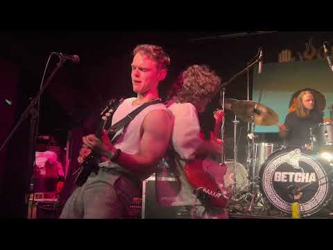 Arlie - tossing and turning [FULL SONG LIVE] (Barricade view)