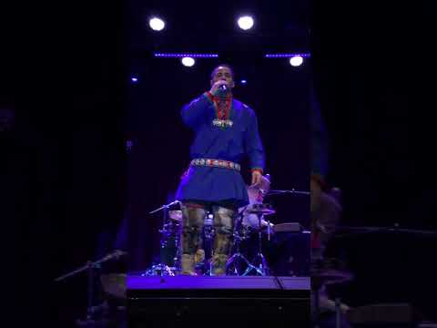 Jon Henrik Fjällgren feat. AnnaMi Svedjekrans - En värld full av strider