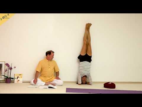 Kopfstand gegen die Wand - zwei Variationen - Yoga Asana Lexikon