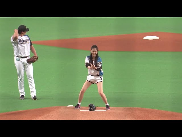 【始球式】スシポーズで気合十分!! 女優・柳美稀さんの始球式!! 2017/3/25 F-S