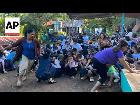 菲律賓規模7.8強震！驚擾國中小升旗典禮！ (7.8 magnitude earthquake in Philippines disrupts morning school flag ceremony)