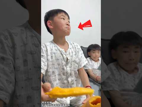 The boy bit the mango hard under the stimulation of his father#shorts #funny #like #mango #family