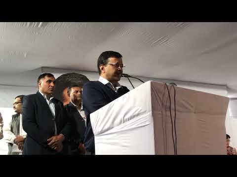 दिल्ली के सीएम शहीद जवान श्री बिनेश कुमार के परिवार को एक करोड़ रुपये का चेक देने विनोद नगर पहुँचे