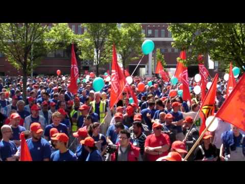 Warnstreik der IG Metall vor dem VW Werk in Baunatal