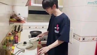 Download lagu 【ENG SUB】Ding chengxin & Zhang Zhenyuan trying the fried egg that was made by He JunLin mp3
