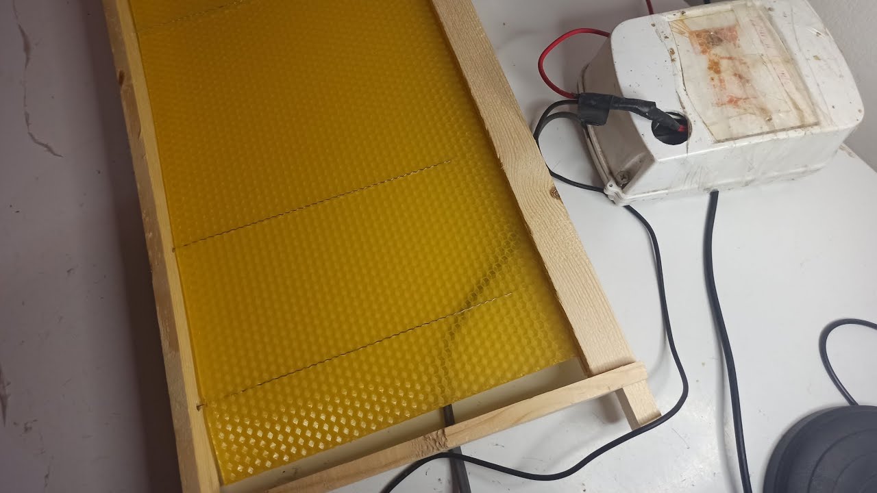 تثبيت ممتاز باستخدام الاسلاك العمودية في اطار شمع الاساس 