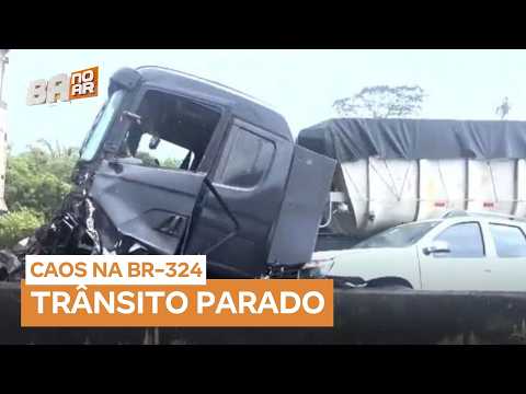 Engavetamento com 13 veículos deixa vários feridos na BR-324