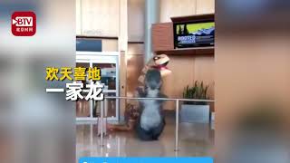 [分享] 昨天在桃園球場出現的恐龍