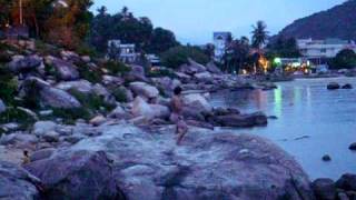 preview picture of video 'Vietnam, Karateka si allena sulla spiaggia Nha Trang'
