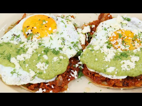 HUEVOS RANCHEROS CON CHORIZO