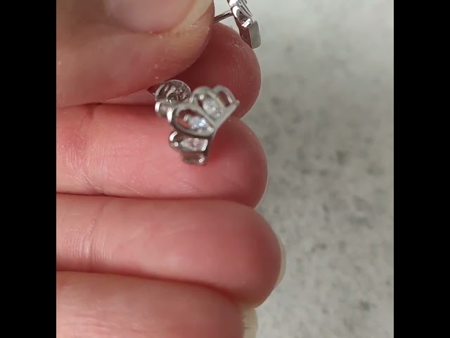 Vídeo relacionado con Dochais 2 Pares Pendientes Plata de ley 925 para Hombre Mujer Pendientes Diamante Zirconia Brillante Redondos Cuadrados Oro 14K Pendiente Hipoalergénicos Grandes para Hombres Mujeres Unisex Plata