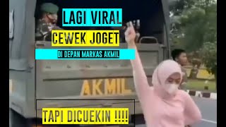 Download lagu Kasihan !!! Cewek ini joget di depan TNI tapi dicuekin !!! 😁😁😁😁😁 mp3