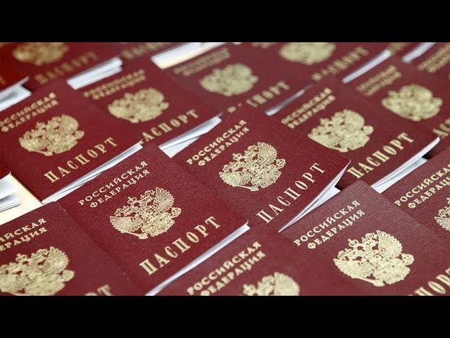 Паспорта из рук мэра