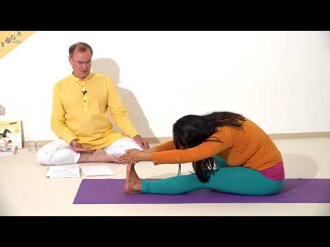 Halbe Vorwärtsbeuge mit Handkanten auf den Zehen - Yoga Asana Lexikon