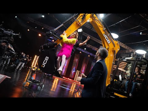 David Bustamante y Ágatha Ruiz de la Prada bailan sobre la excavadora - El Desafío
