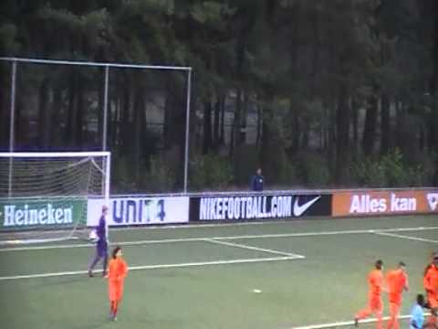 Nederlands Elftal onder 15, Jurrian plukt de bal uit de lucht.