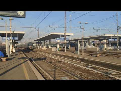 Treno in transito stazione Milano Greco Pirelli