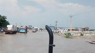 preview picture of video 'किशनगढ कालीडुगँरी मे NH 8 पर  जाम नालो की वजाह से रोड़ पर बहता  बारिश का पानी'
