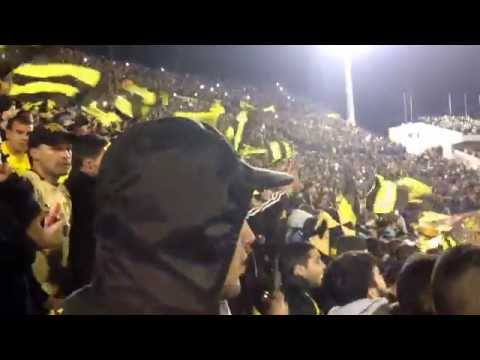 "Compilado de la hinchada de Peñarol campeón del Uruguayo 2015/16." Barra: Barra Amsterdam &bull; Club: Peñarol