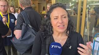 מירב לשם גונן בשיחה עם ערוץ 7 בכיכר החטופים (חדשות ערוץ 7) - התמונה מוצגת ישירות מתוך אתר האינטרנט יוטיוב. זכויות היוצרים בתמונה שייכות ליוצרה. קישור קרדיט למקור התוכן נמצא בתוך דף הסרטון