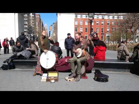 Coyote & Crow- When I Die, NYC Street Musicians, BANJO BASS, BASS BANJO, BANJOBASS