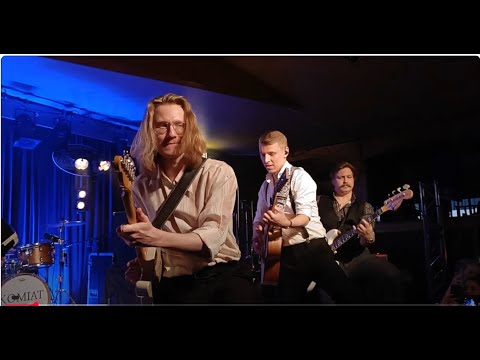 Komiat - Ajan päivin, ajan öin