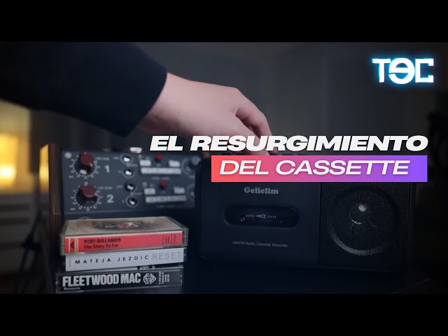Vídeo relacionado con MERCHANDMANIA Bidón cierre hermético 800 ml acero inoxidable cinta casette retro vintage futurista friki gamer botella deportivo