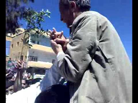 معن العودات محمولاً على الأكتاف فور خروجه من المعتقل الأول