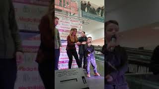 Anastasio duetta con Giacomo Rovaris, un bambino di 8 anni