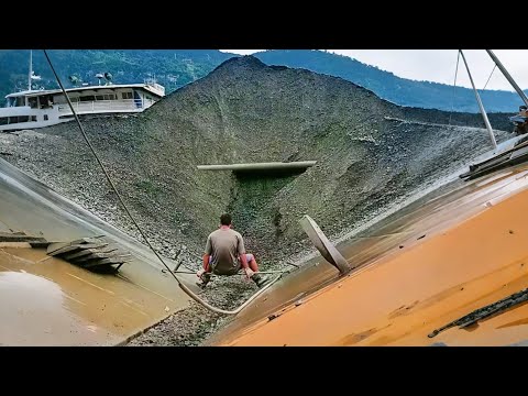 Barge unloading 4,300 tons of phosphate ore - Full video - Empty barge