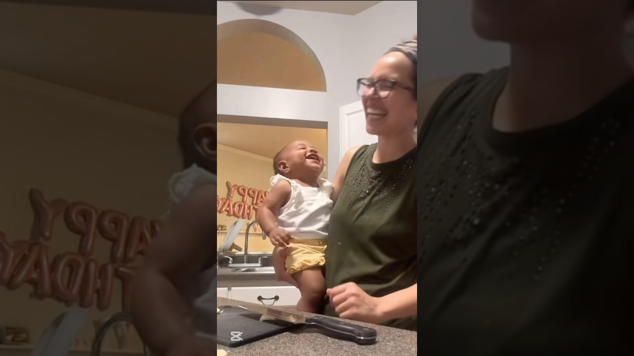 Bebé se ríe a carcajada por ver a su madre machacar un ajo 🧄 #humor #duet #memes #viralvideo #funny
