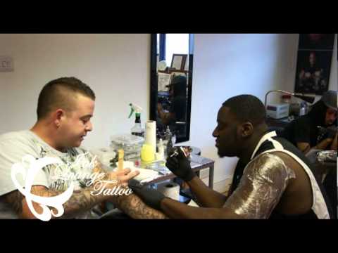 Sway tattooing Ink Lounge's Roberto (Rair)