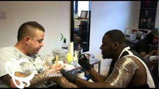 Sway tattooing Ink Lounge's Roberto (Rair)