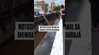 Motociclista cai em canal da Avenida Atlântica em Guarujá.