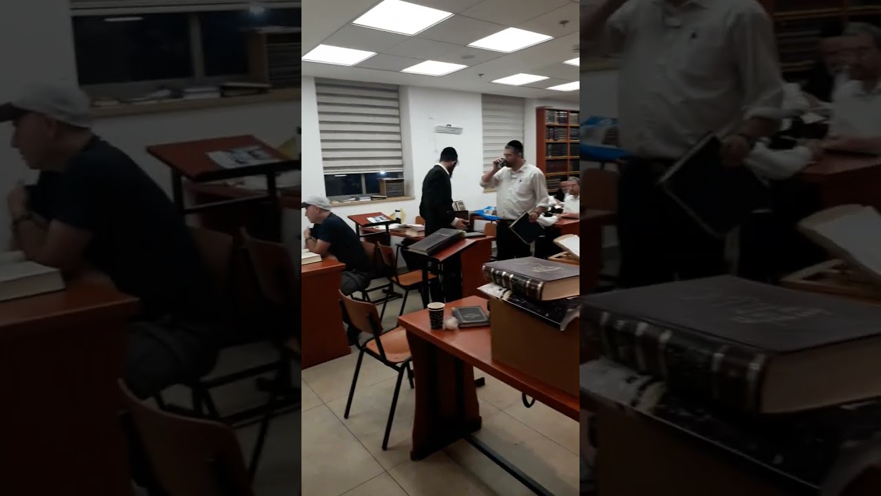 בשעת לילה יושבים יהודים מועילים בלימוד התורה הקדושה !