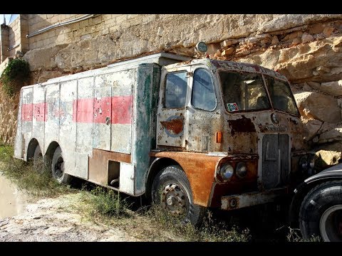 Inizia il tour vero dei vecchi camion a Malta tra demolizioni e cave