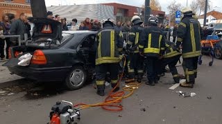 Skaitytojo video: bandoma išgelbėti po avarijos automobilyje įstrigusius žmones