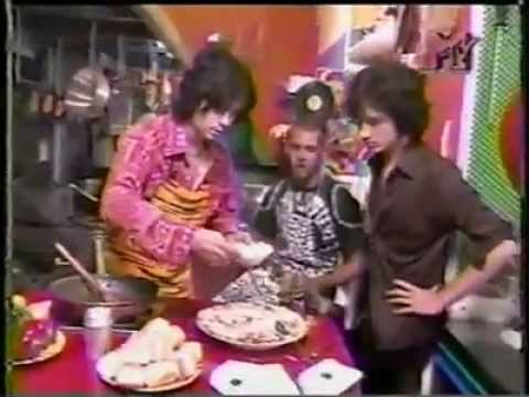 Enrique Bunbury y Alan Boguslavsky cocinando en Gustock MTV (1996)