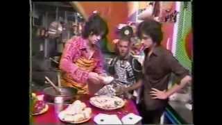 Enrique Bunbury y Alan Boguslavsky cocinando en Gustock MTV (1996)