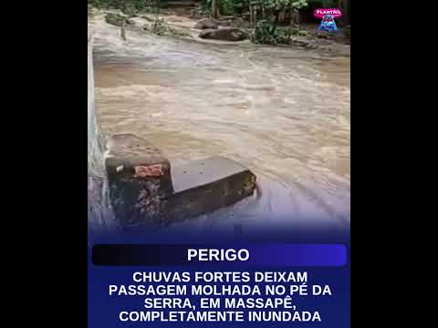 Chuvas fortes deixam passagem molhada no Pé da Serra, em Massapê, completamente inundada