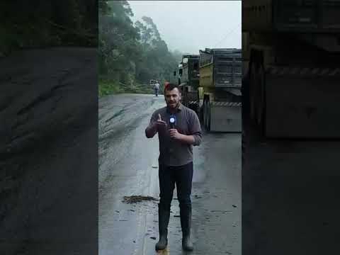 Carro é jogado em ribanceira após deslizamento em SC #rodovia #chuvas #emergência