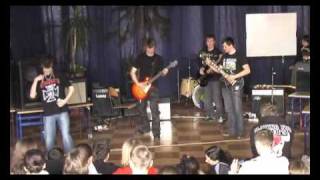preview picture of video 'ZSO Kamienna Góra - koncert na pierwszy dzień wiosny 2009 - część 4/5'